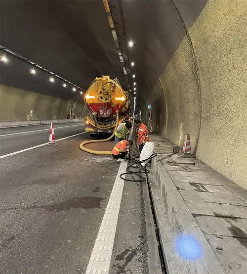 什运乡隧道排水渠清淤